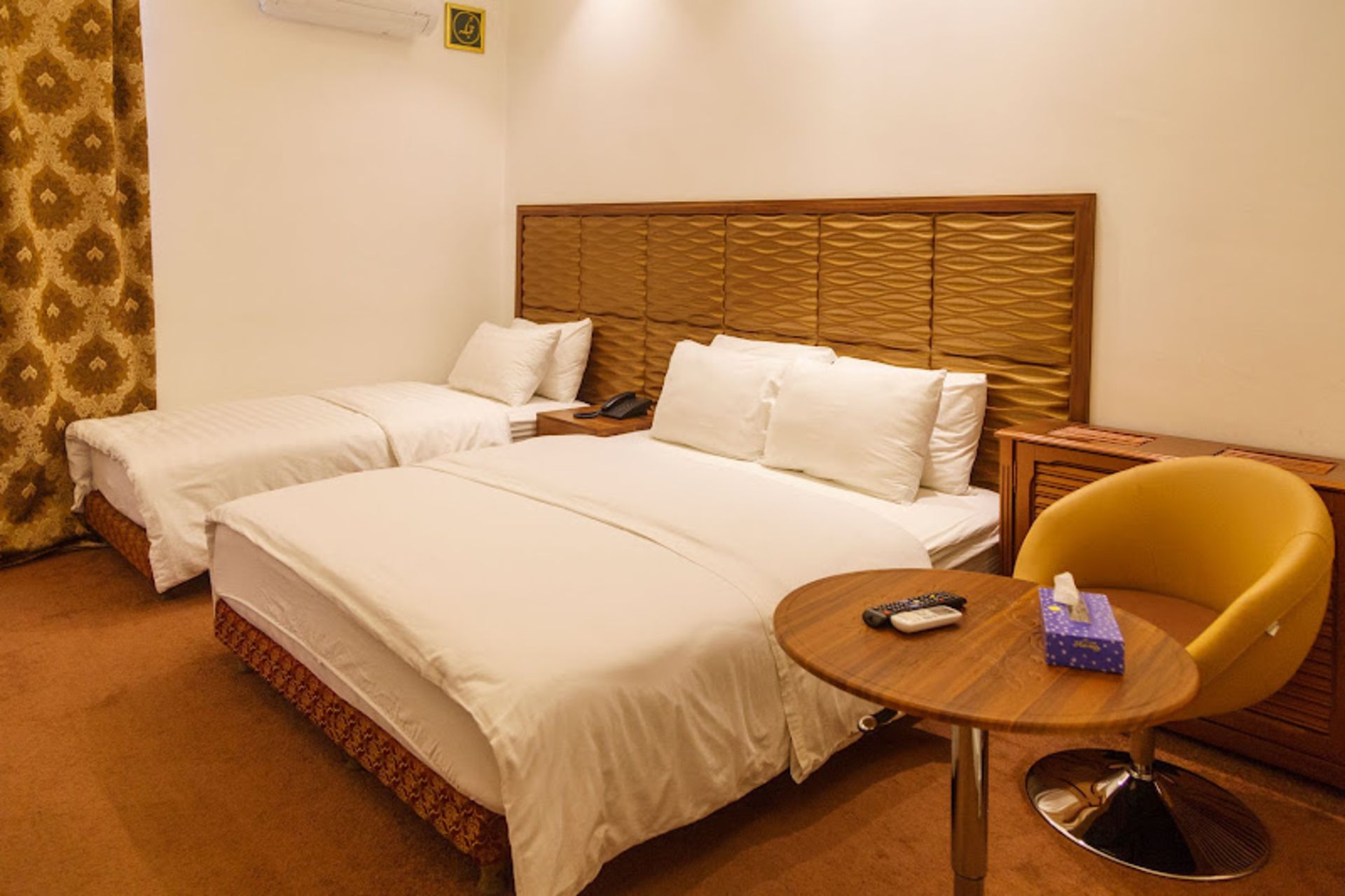 اتاق سه تخته هتل سه ستاره کارون تهران