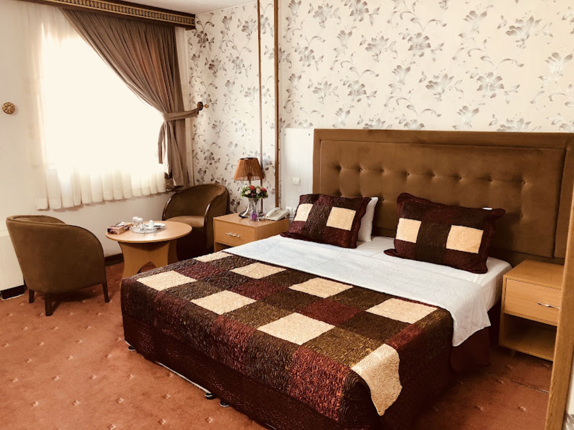 تخت دو نفره در اتاق هتل ایران