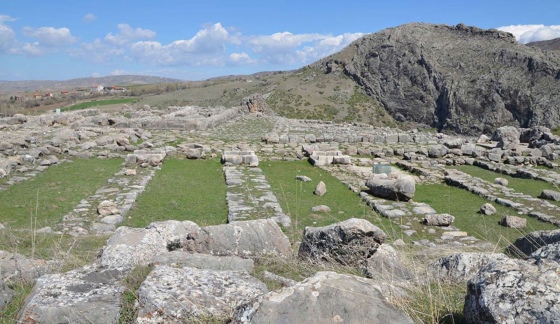 بقایای تالارها و سازه‌های سنگی در شهر باستانی خاتوشا، ترکیه