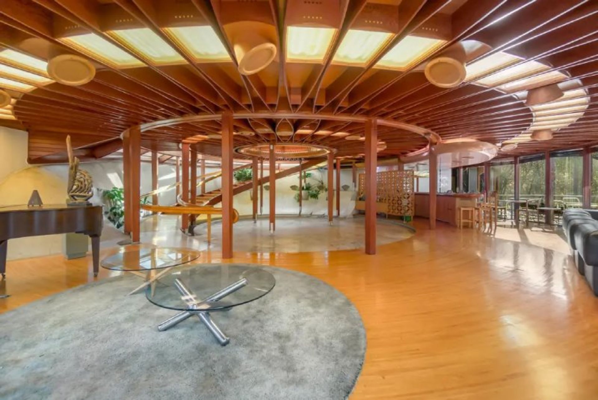 فضای داخلی ساختمان کشتی مادر در عمارت یوفو