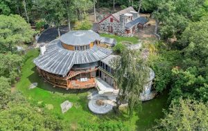 خانه‌ای به شکل سفینه فضایی؛ معماری زمینی با رنگ و بوی کهکشانی!