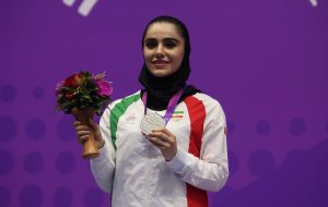 عکس |‌ دختر ایرانی و نگاه احساسی به این طلا تاریخی!