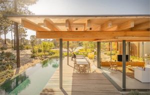 خانه‌ای میان درختان و تپه‌ها؛ جواهر پنهان معماری در طبیعت پرتغال