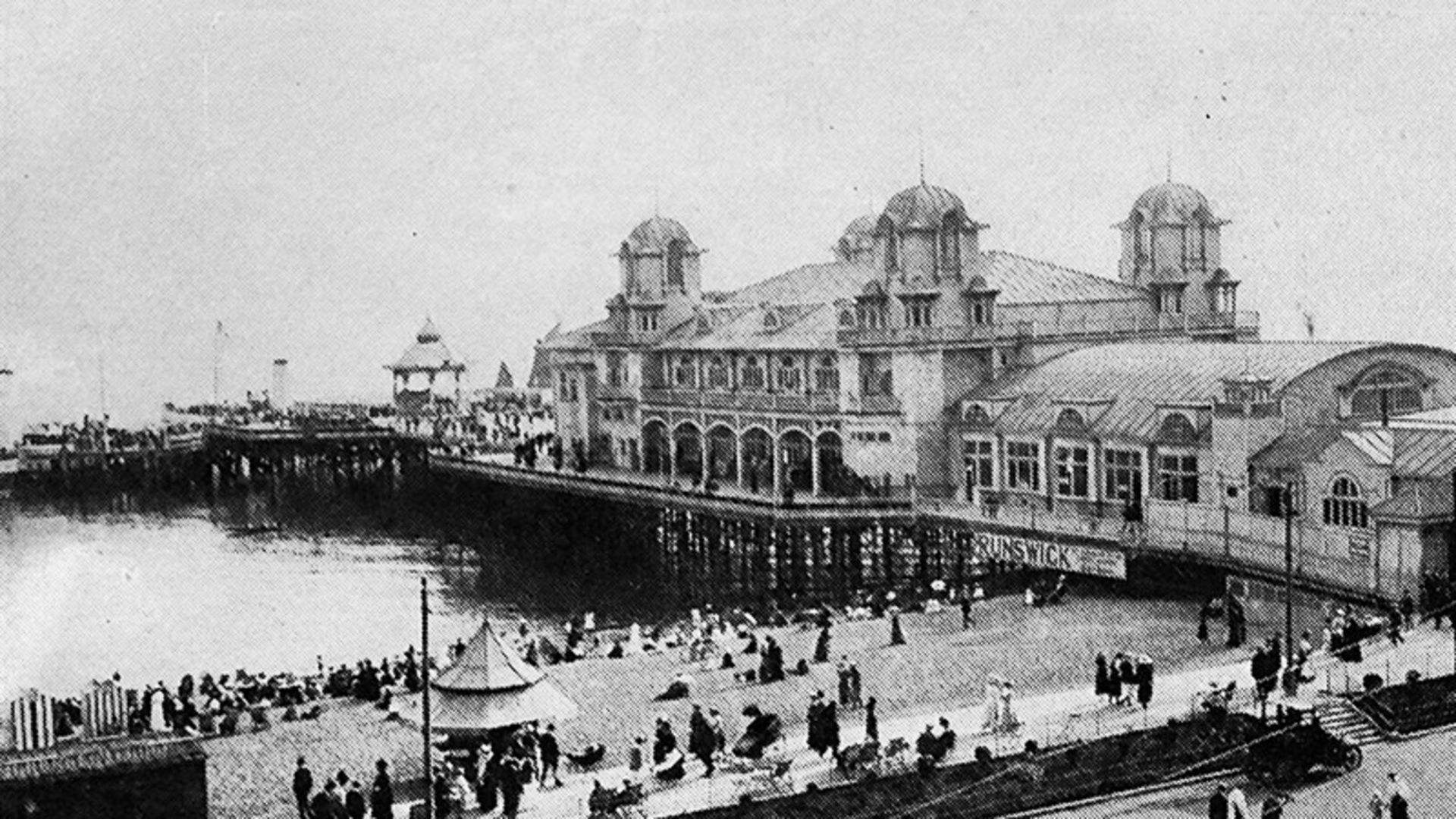 مردم در اسکله ای در پورتسموث، انگلستان