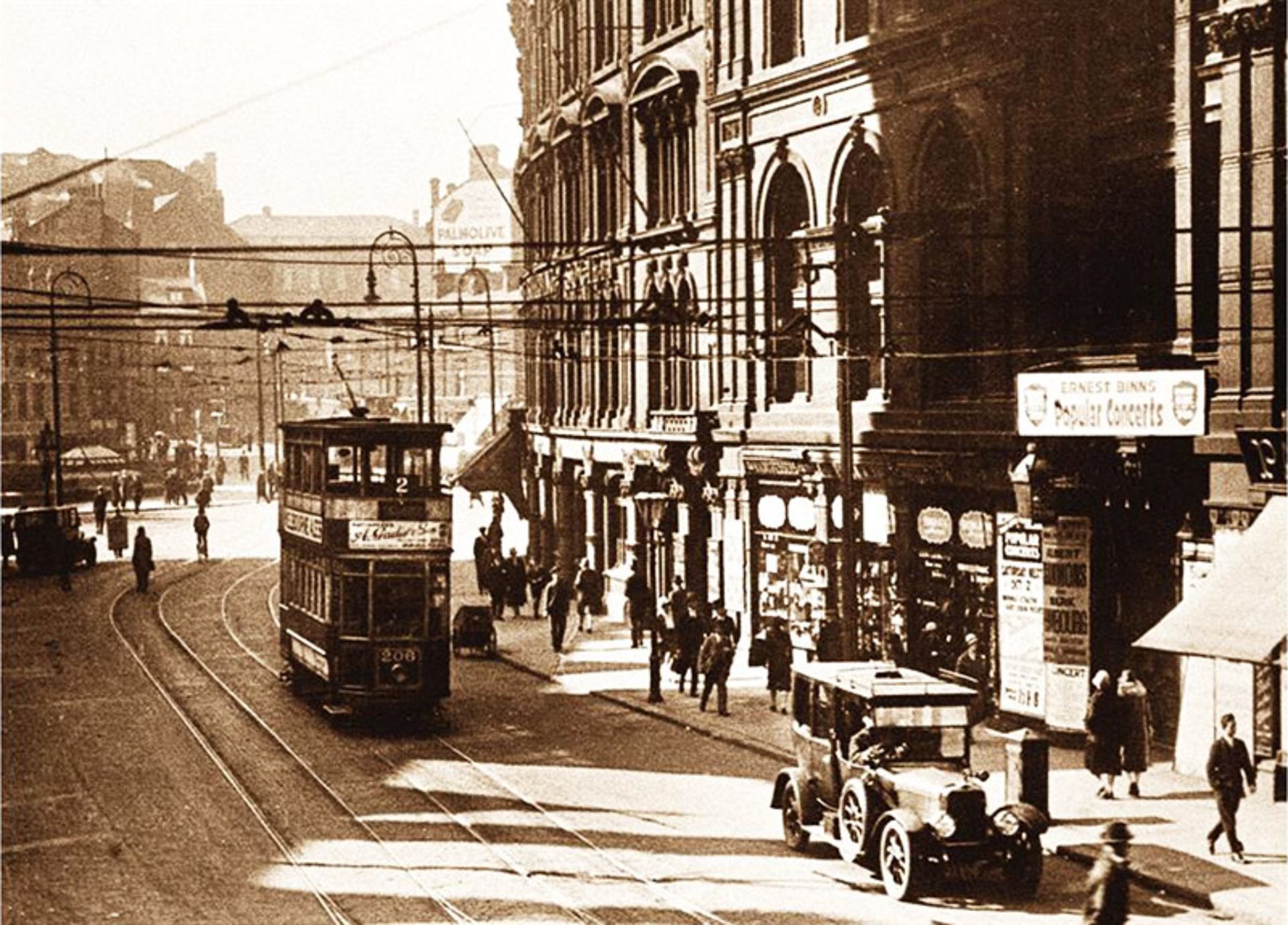 خودروهای کلاسیک در خیابان قدیمی برادفورد، انگلستان