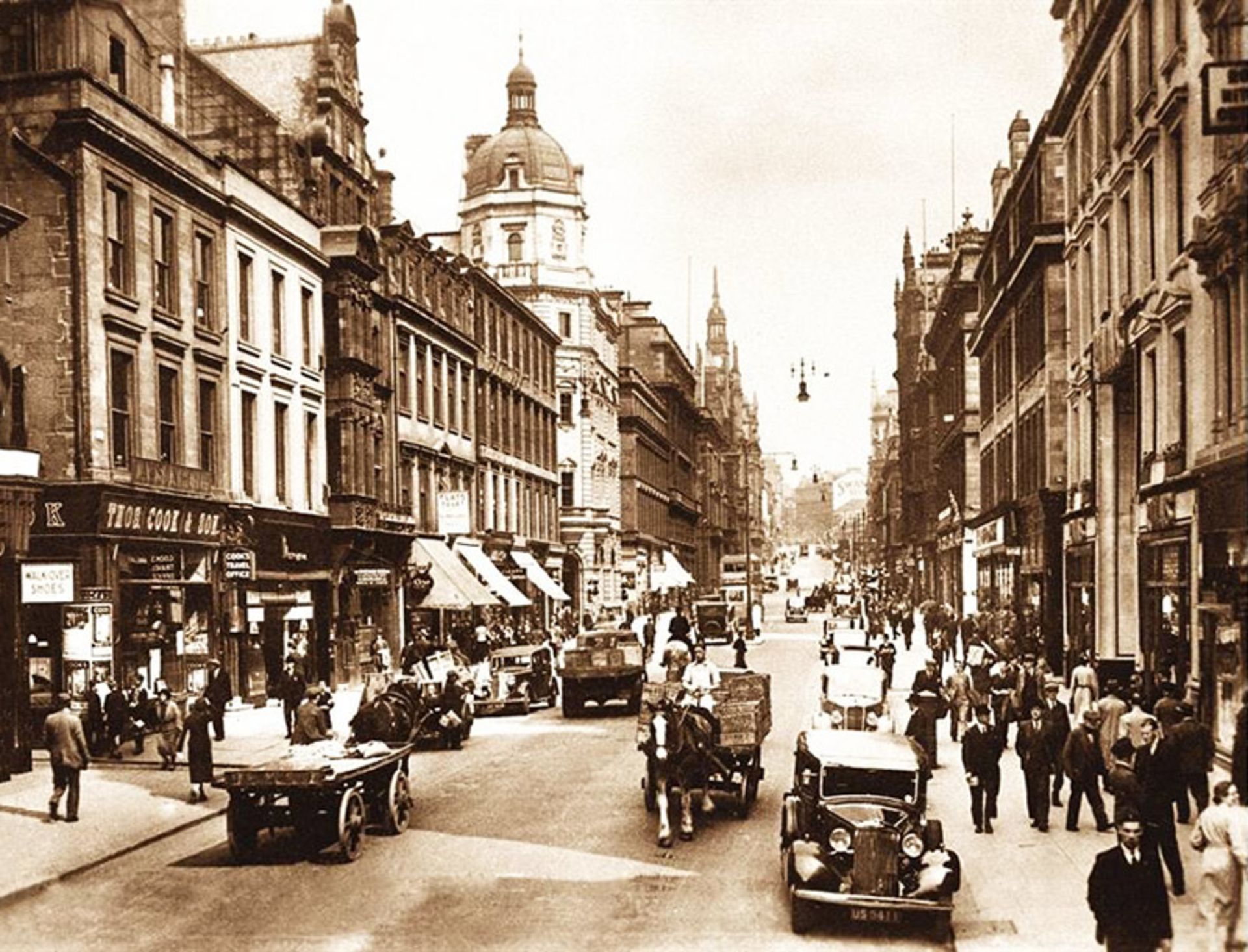 خیابانی با سازه ها و خودروهای کلاسیک در گلاسگو، اسکاتلند