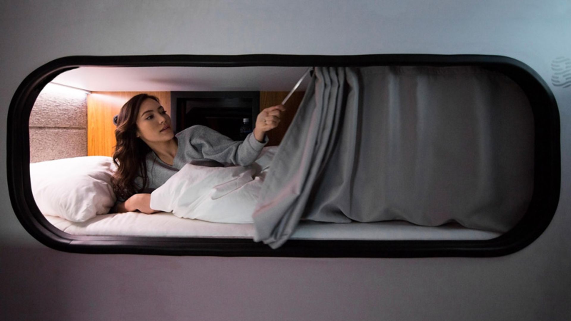 مسافری در حال خواب در کابین هتل اتوبوسی