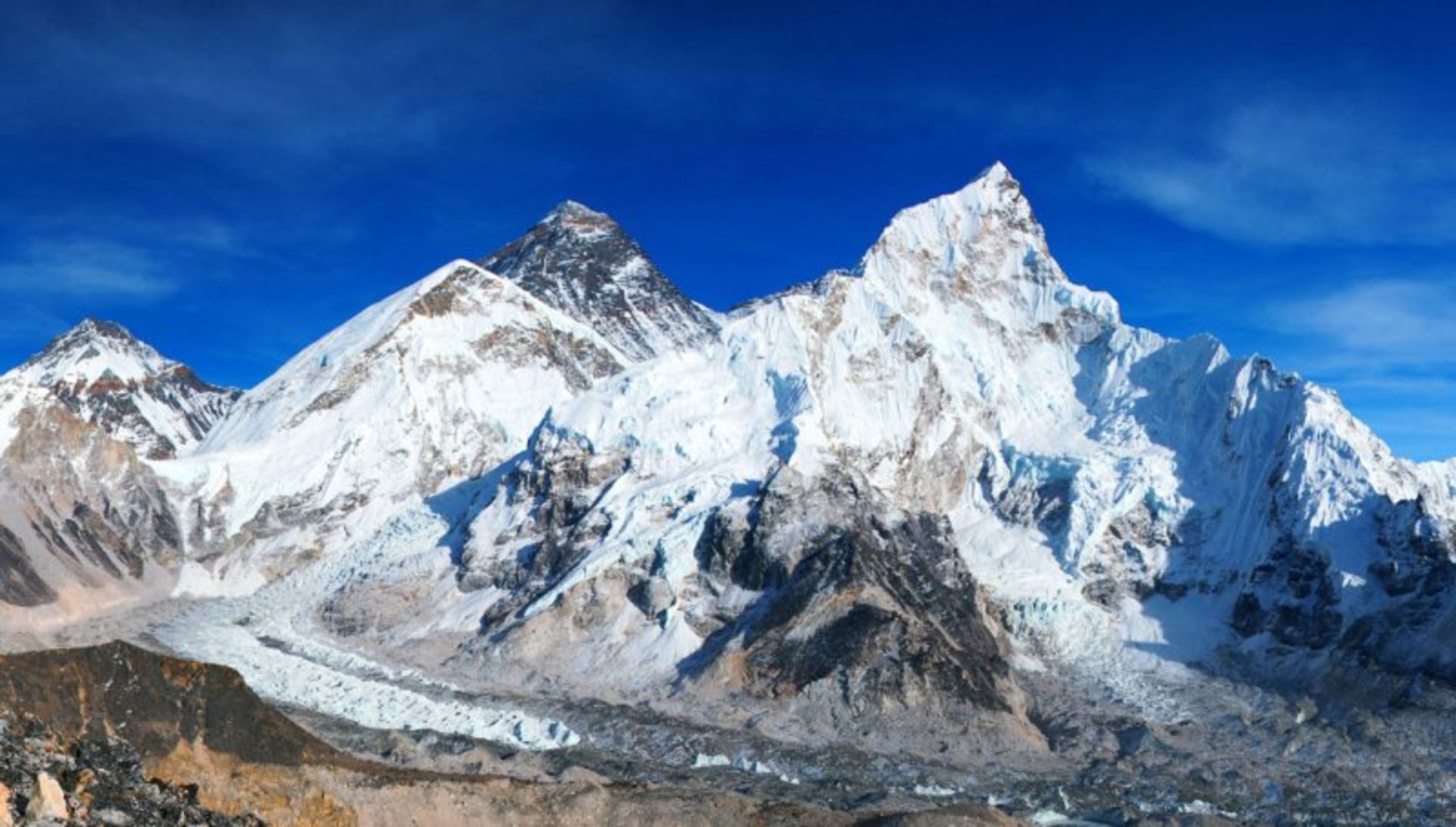 کوه اورست برفی در روز آفتابی