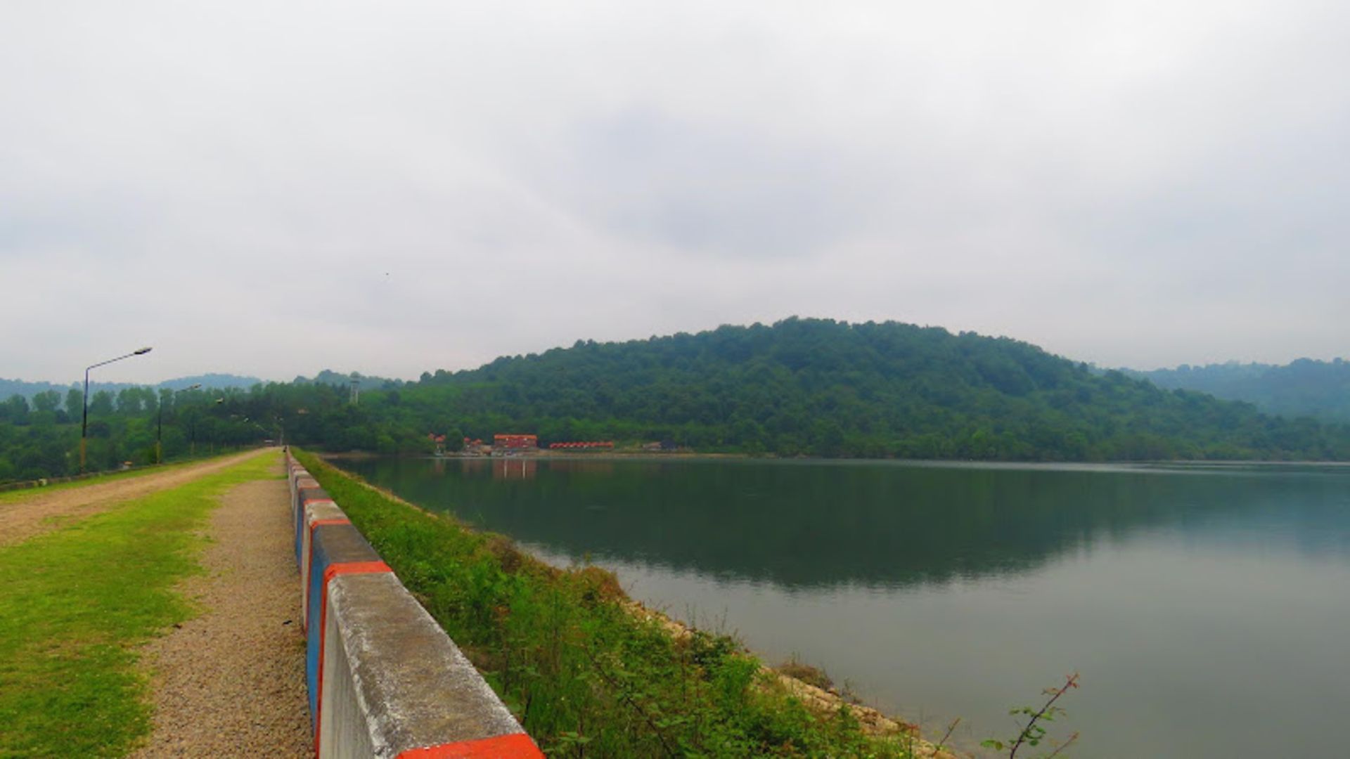 انعکاس درختان در سد خاکی شیاده