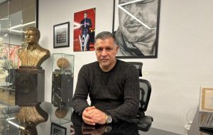 عکس | علی دایی در جماران؛ ملاقات شهریار با نوه امام (ره)