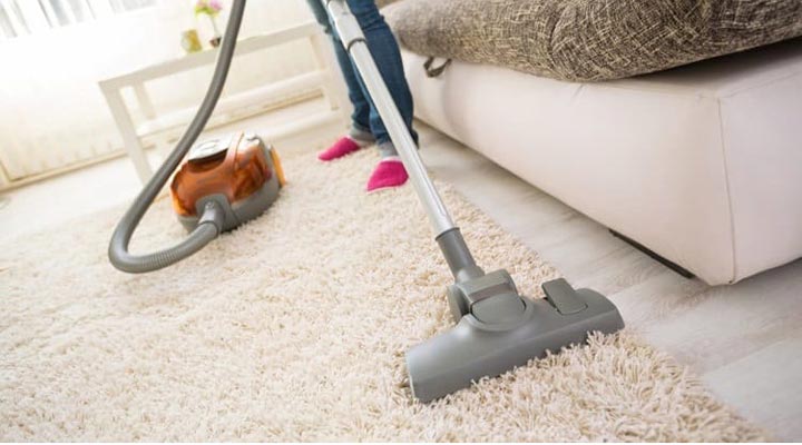 بعد از برداشتن لکه لاک جاروبرقی بکشید