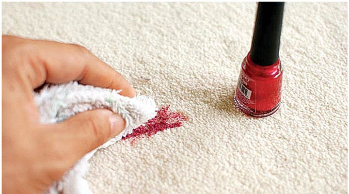 پاک کردن لکه لاک از روی فرش با استفاده از دستمال و تمیز‌کننده