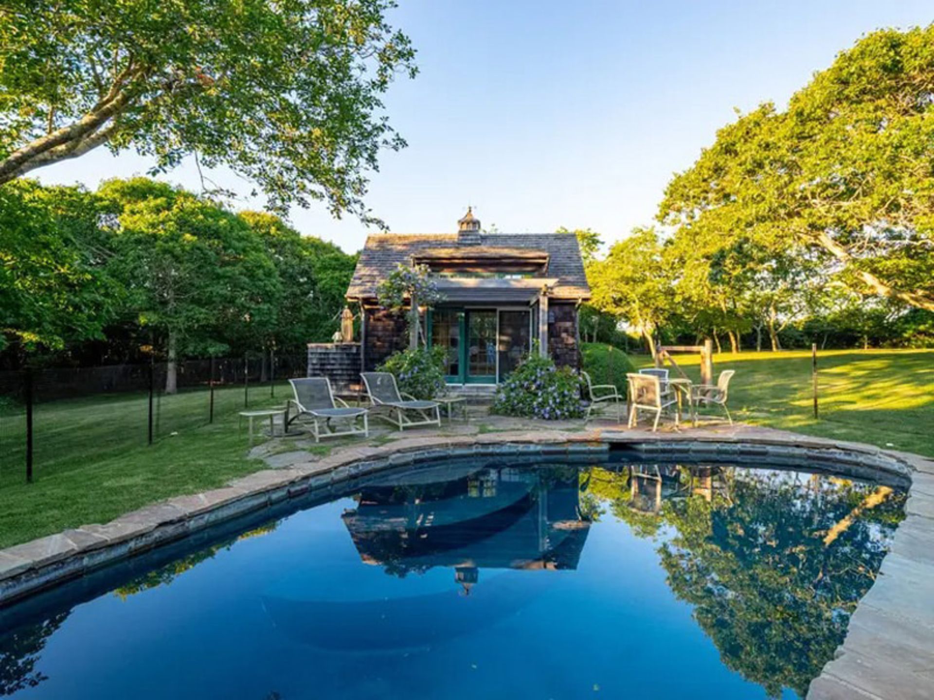 استخر  عمارت سنگی مونتاوک وسط حیاط سرسبز