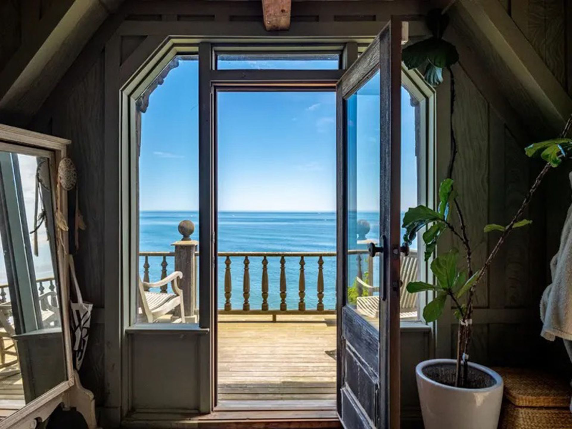 منظره دریا از اتاق عمارت سنگی مونتاوک