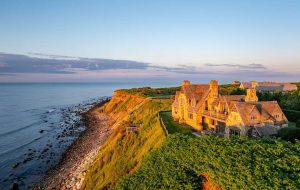 قصر سنگی رو به اقیانوس؛ ترکیب تاریخ و معماری در عمارت ۱۸ میلیون دلاری!