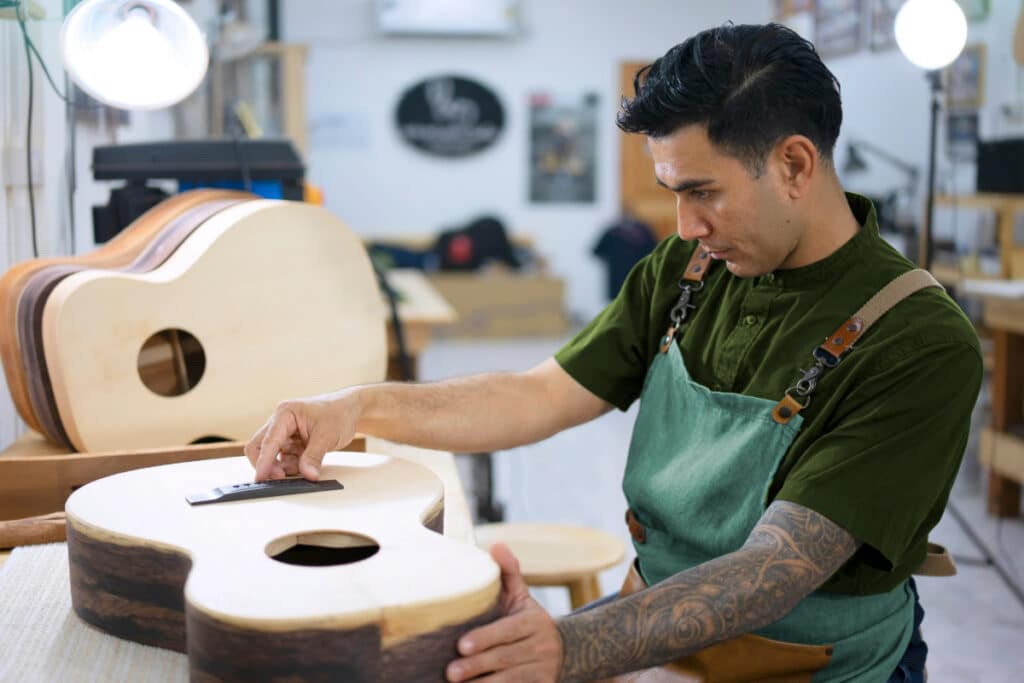 پسر ساخت گیتار