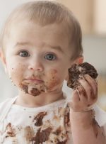 لکه های روی لباس را چگونه پاک کنیم؛ از بین بردن ۱۲ لکه از پیراهن تا شلوار