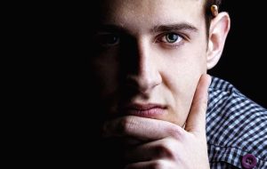 انتقاد سازنده چیست؛ چگونه انتقاد کنیم تا دیگران دلخور نشوند؟