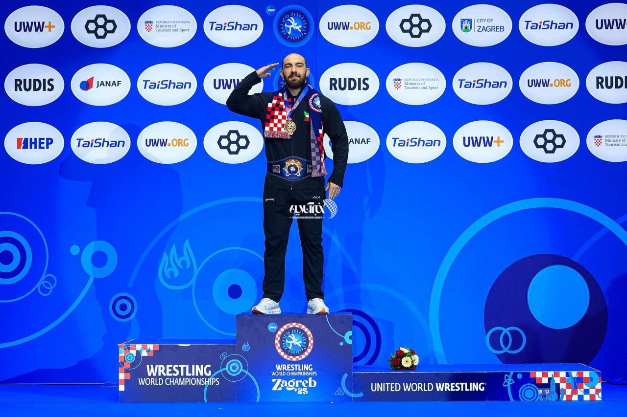 عکس | سلام نظامی امیرحسین زارع مقابل پرچم و روی سکو