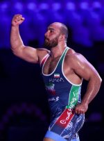 عکس | سلام نظامی امیرحسین زارع مقابل پرچم و روی سکو