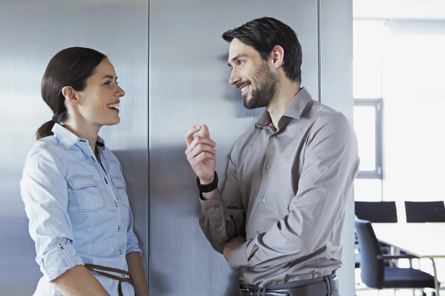 صحبت کارمند زن با مرد