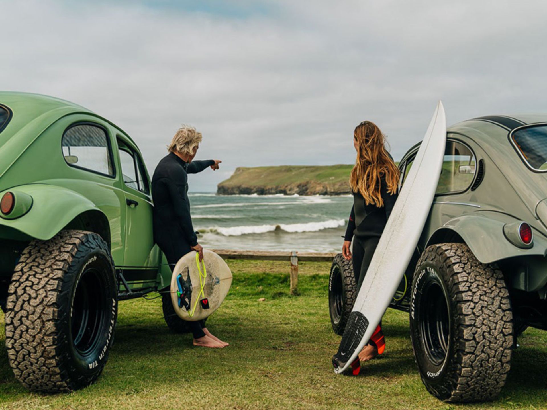 خودروهای تی باگ و طبیعتگردان در ساحل