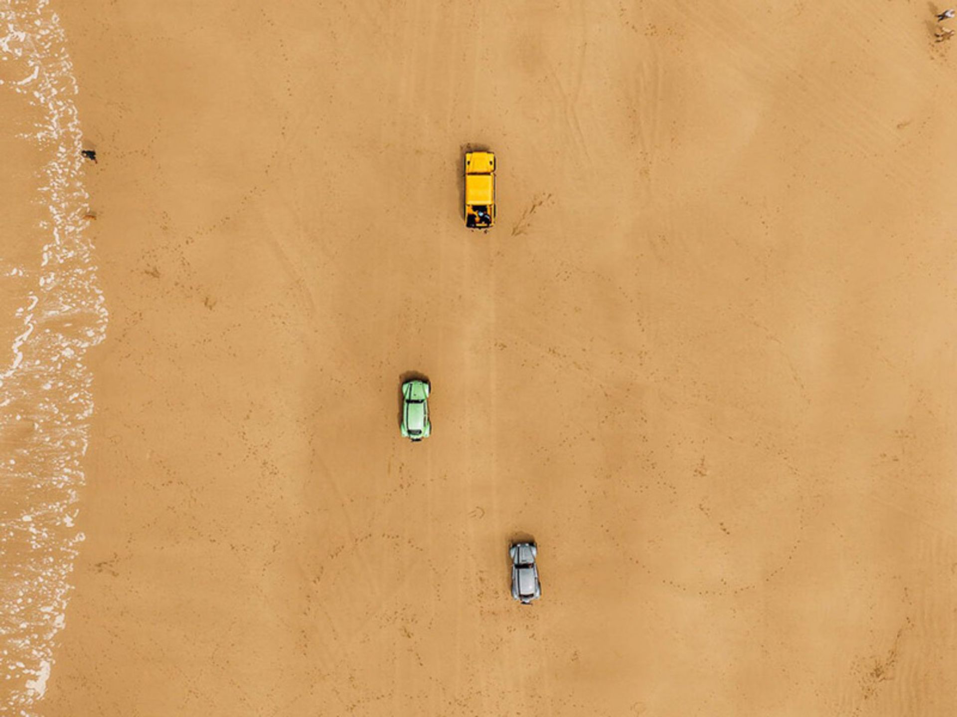 عکس هوایی از خودروهای مختلف کمپانی توئیستد در ساحل