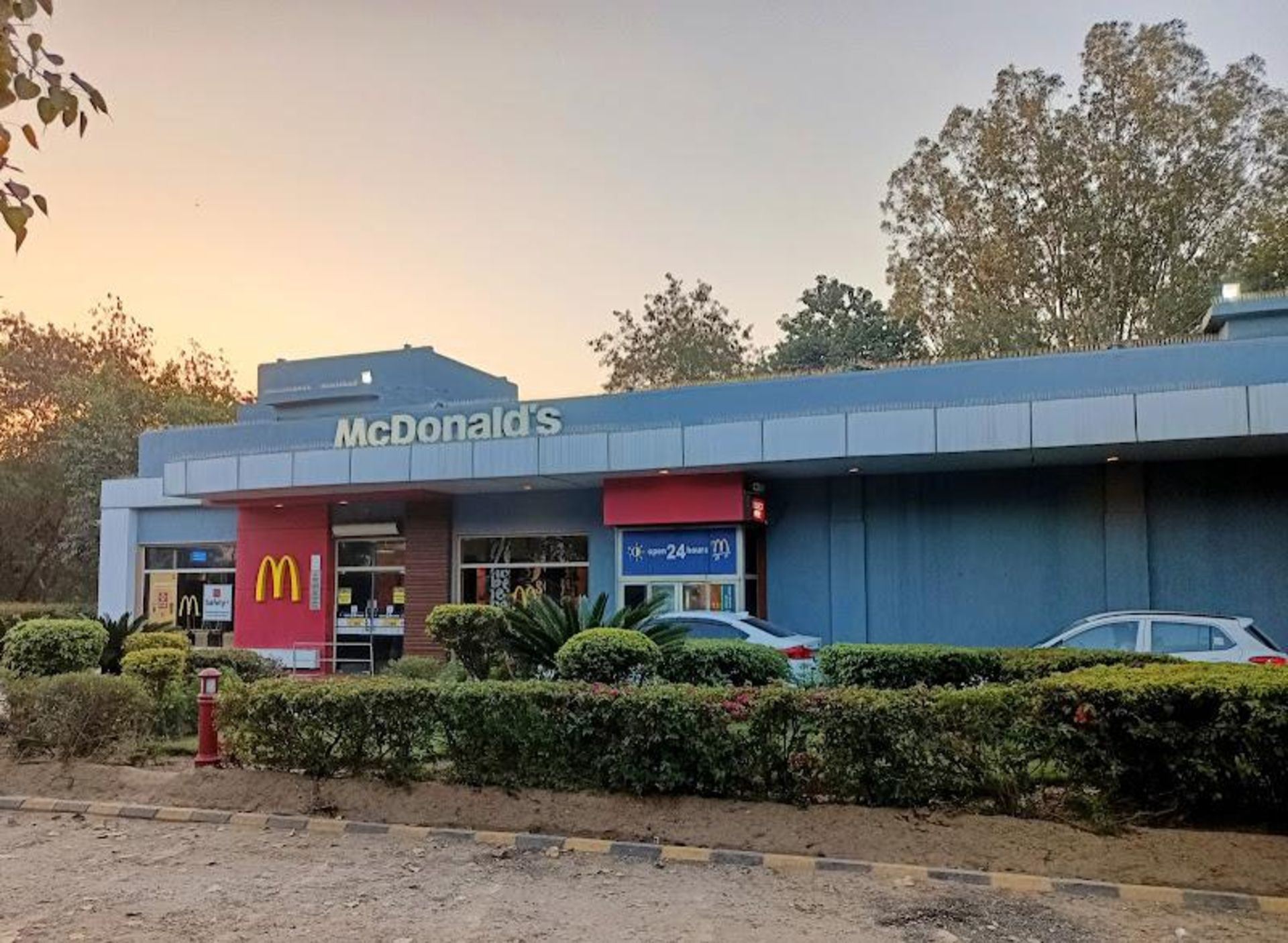 نمای بیرونی ساختمان مک ‌دونالد در هند