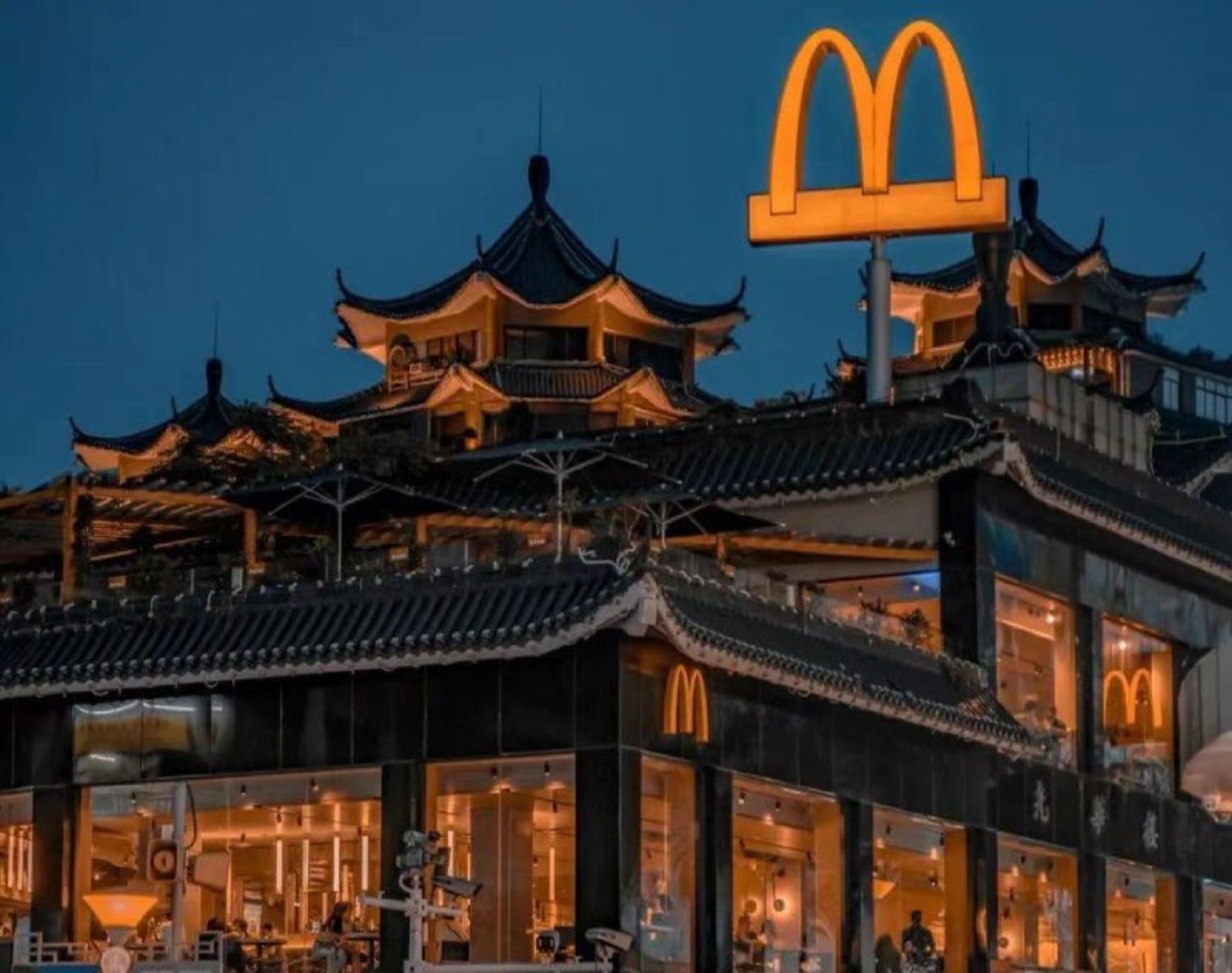 مک ‌دونالد در ساختمان سنتی چینی