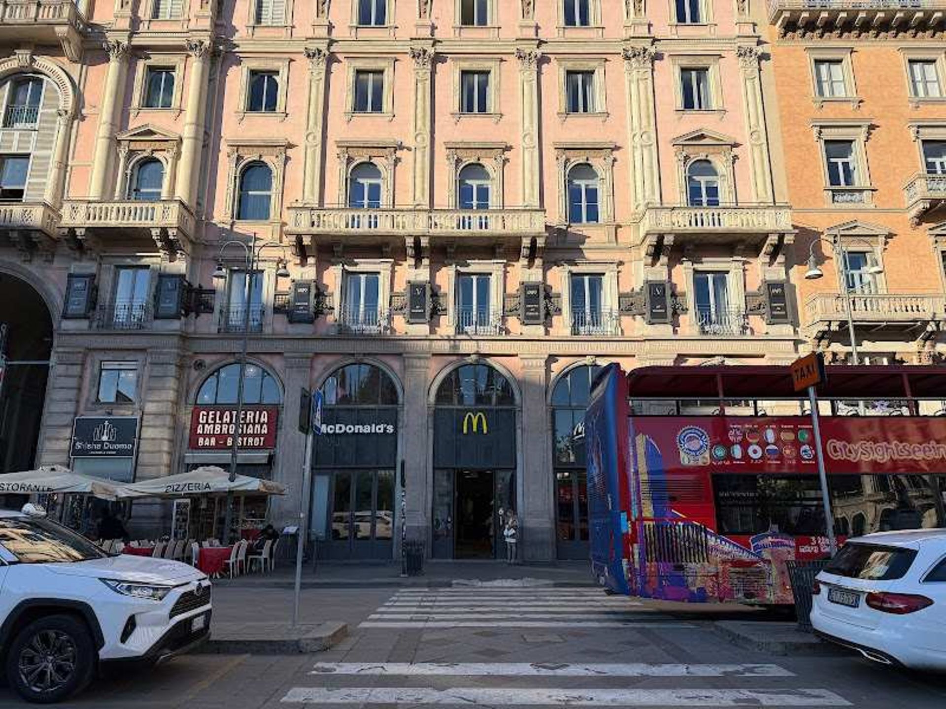 نمای بیرونی ساختمان مک ‌دونالد در ایتالیا
