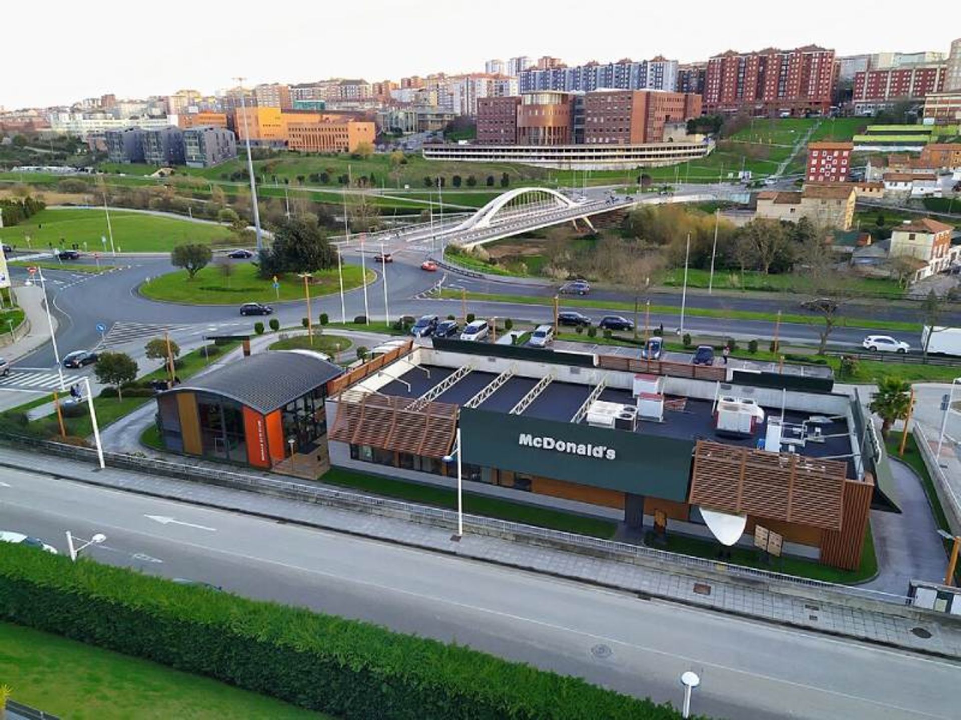 نمای بیرونی ساختمان مک ‌دونالد در اسپانیا 