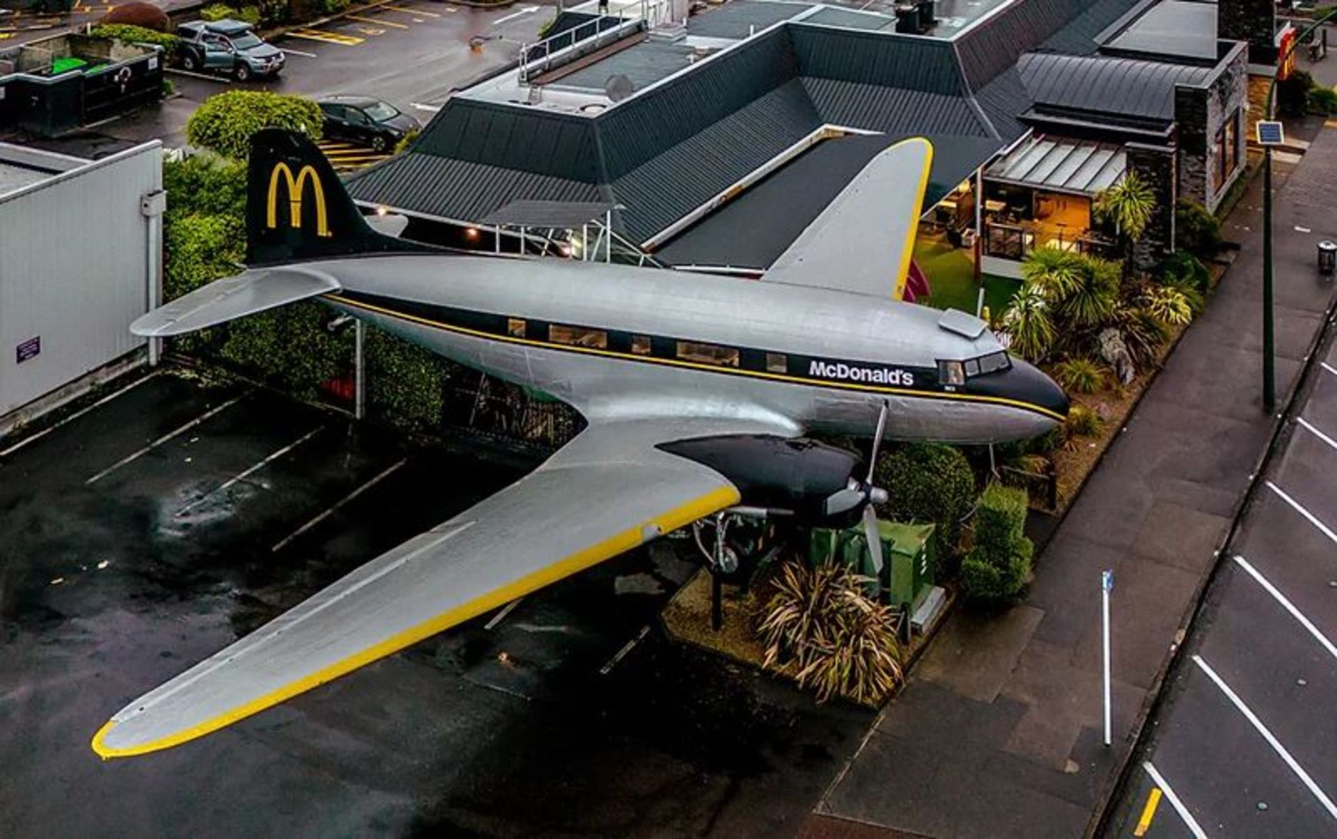 مک ‌دونالد درون هواپیما در نیوزلند