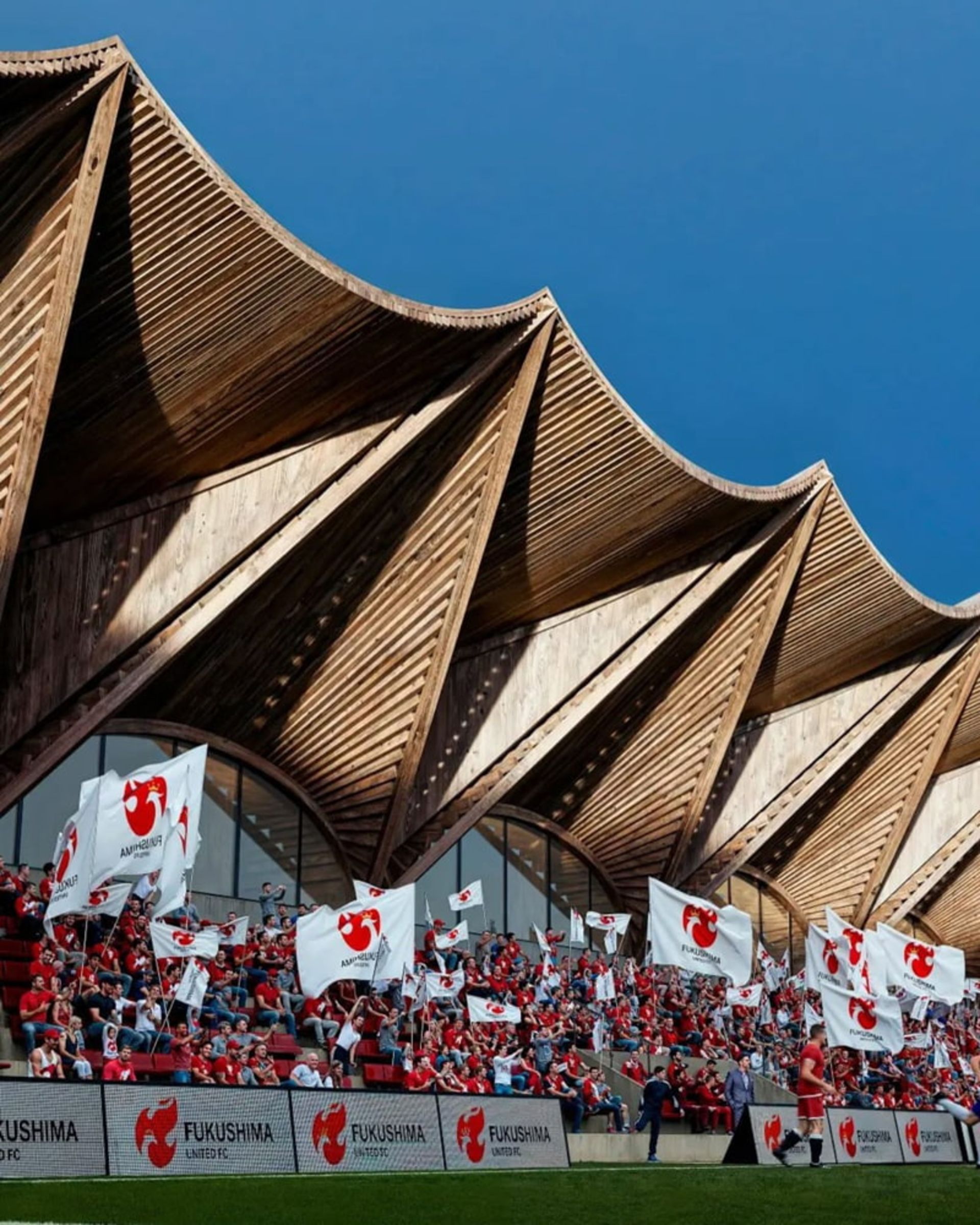 سازه چوبی بادبانی بر فراز باشگاه فوتبال فوکوشیما یونایتد