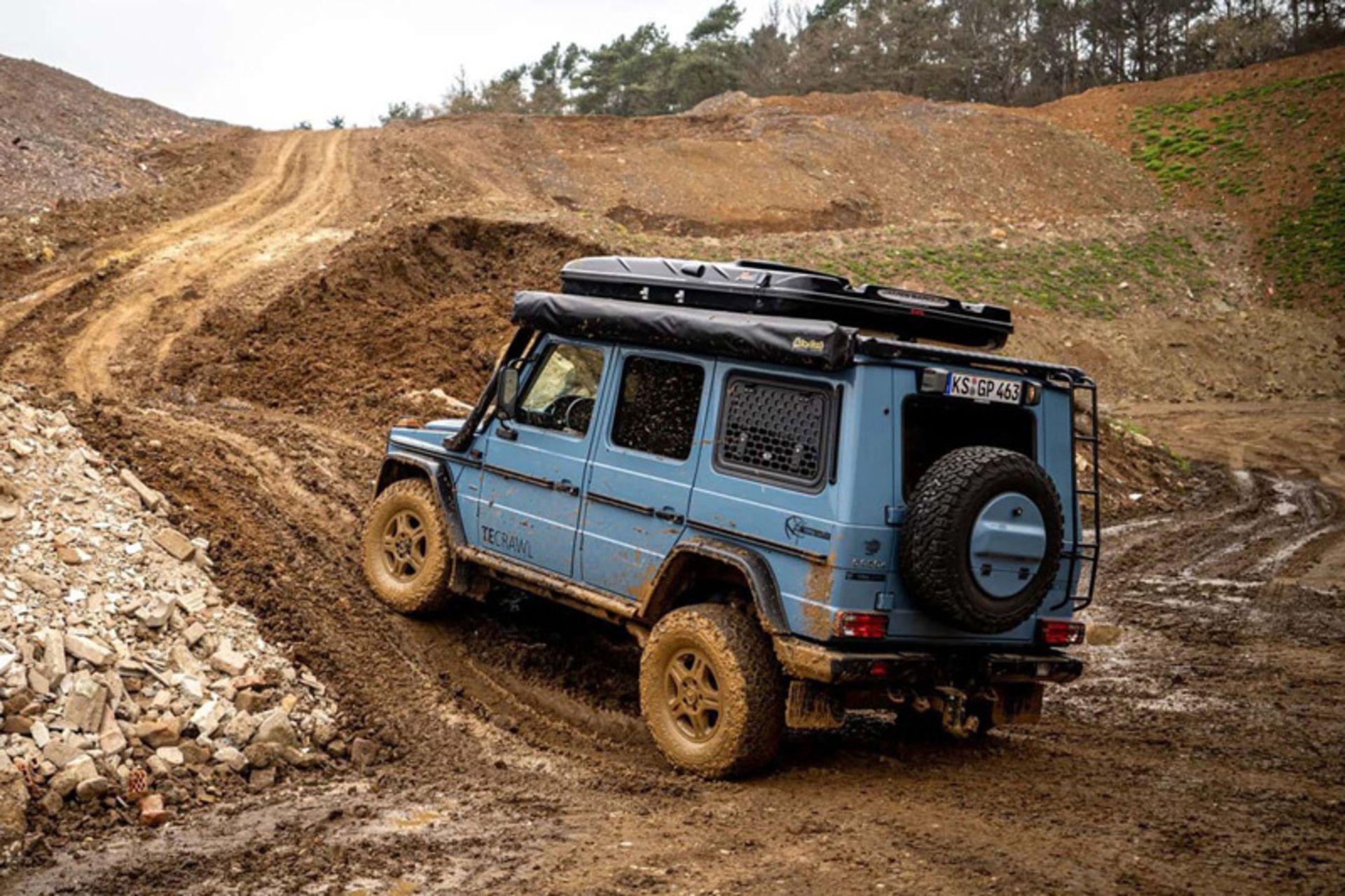 مرسدس جی کمپر در جاده گل‌آلود