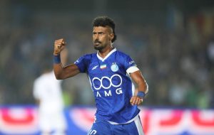 عکس | تیپ عجیب رامین رضاییان برای تماشای بازی استقلال