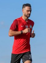 عکس | لژیونر پرسپولیس روی پوستر اماراتی‌ها!