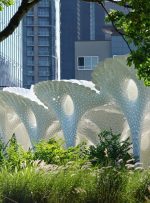 رقص نور و سایه زیر چتری از آلومینیوم؛ روایتی از یک سازه زنده