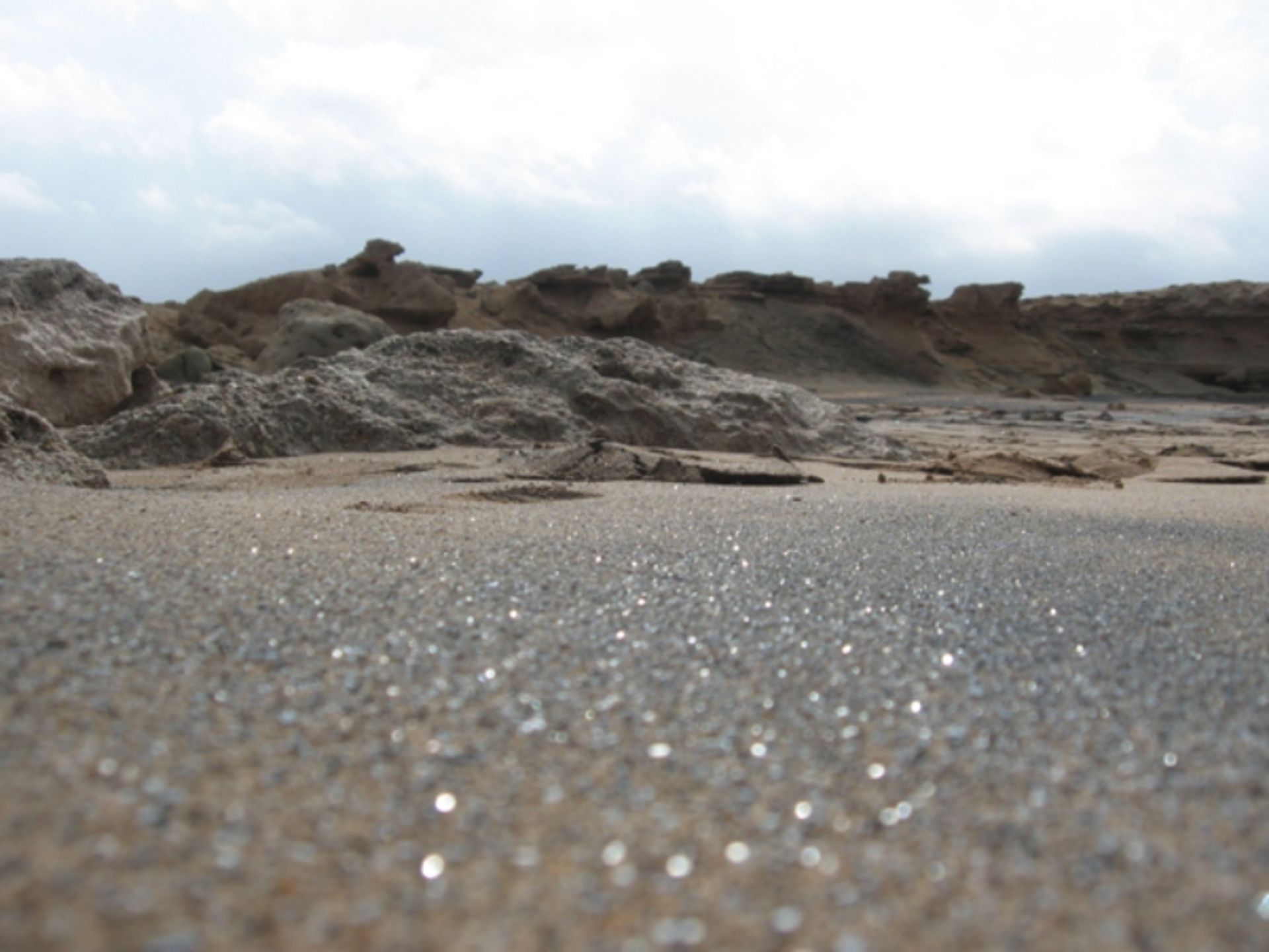 ساحل نقره ای جزیره هرمز در زیر نور خورشید