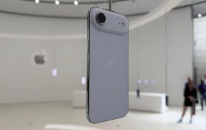 کارمند و کارگر ایرانی برای خرید «آیفون ۱۷» چند ساعت باید کار کنند؟ + اینفوگرافیک