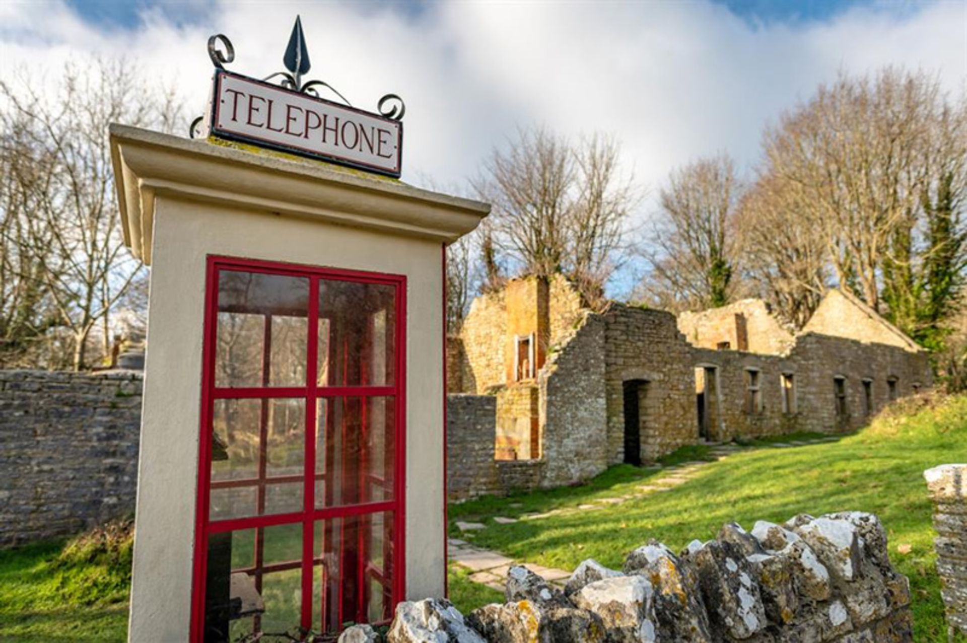 باجه تلفنی در شهر تینهام در بریتانیا