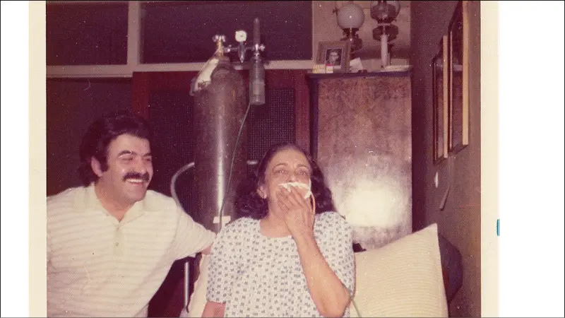 غلامحسین ساعدی و مادرش طیبه خانم.