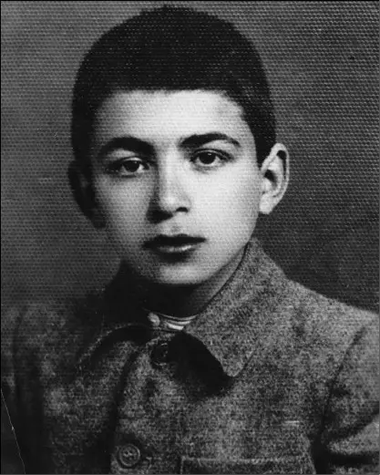 غلامحسین ساعدی در نوجوانی