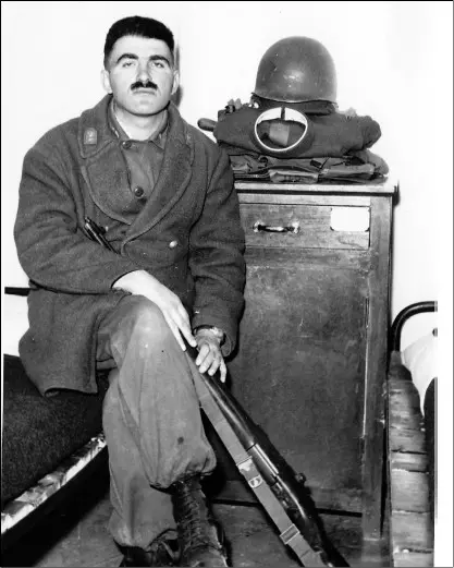 ساعدی با وجود مدرک پزشکی به دلیل فعالیت سیاسی به عنوان سرباز صفر مشغول به خدمت شد