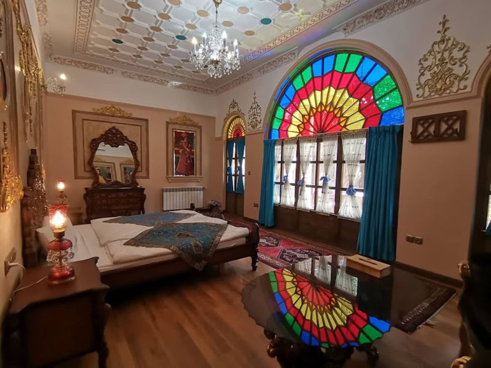 اتاق خانه تاریخی پهلوان رزاز با چیدمان سنتی