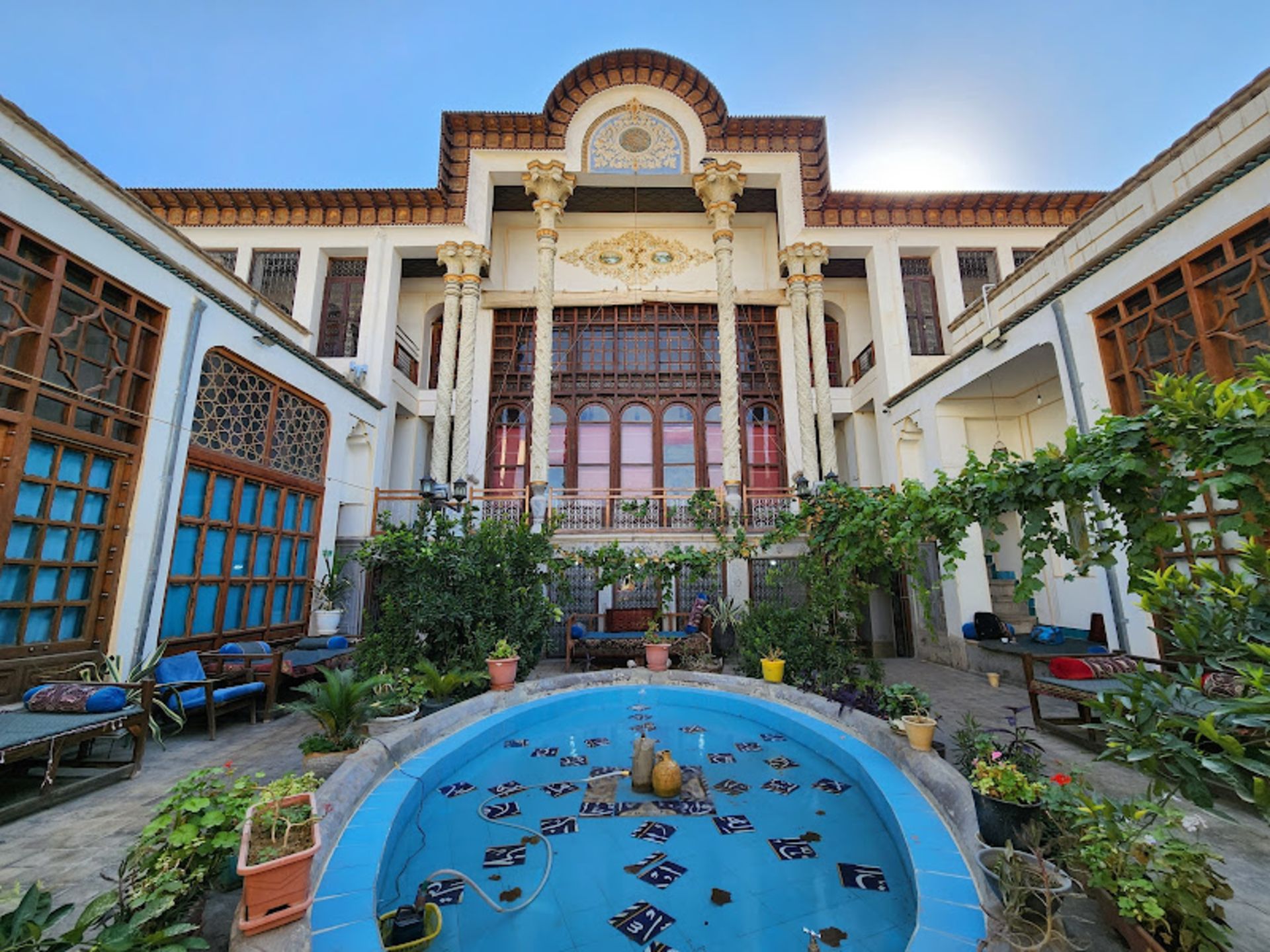 حیاط اقامتگاه سنتی خان نشین در تهران