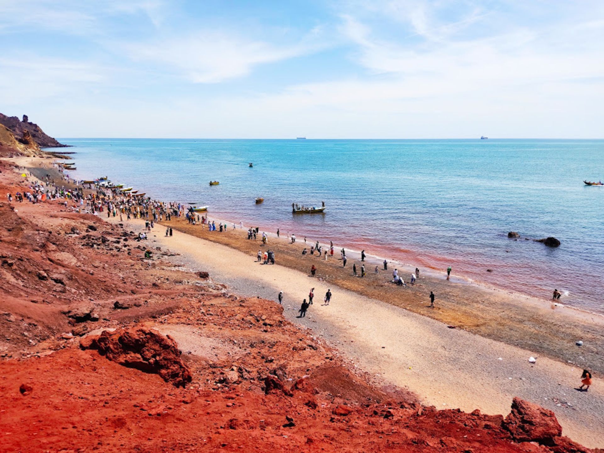 ساحل خاک قرمز جزیره هرمز در کنار خلیج فارس 