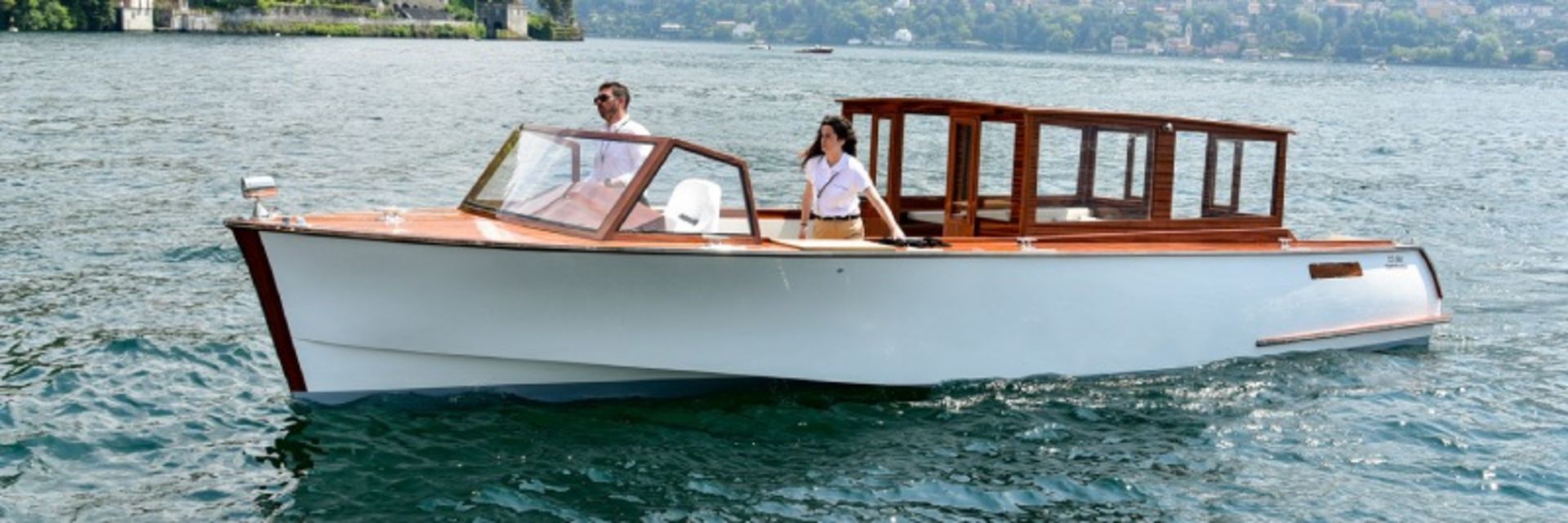 قایق سواری با قایق واپورینا در دریاچه