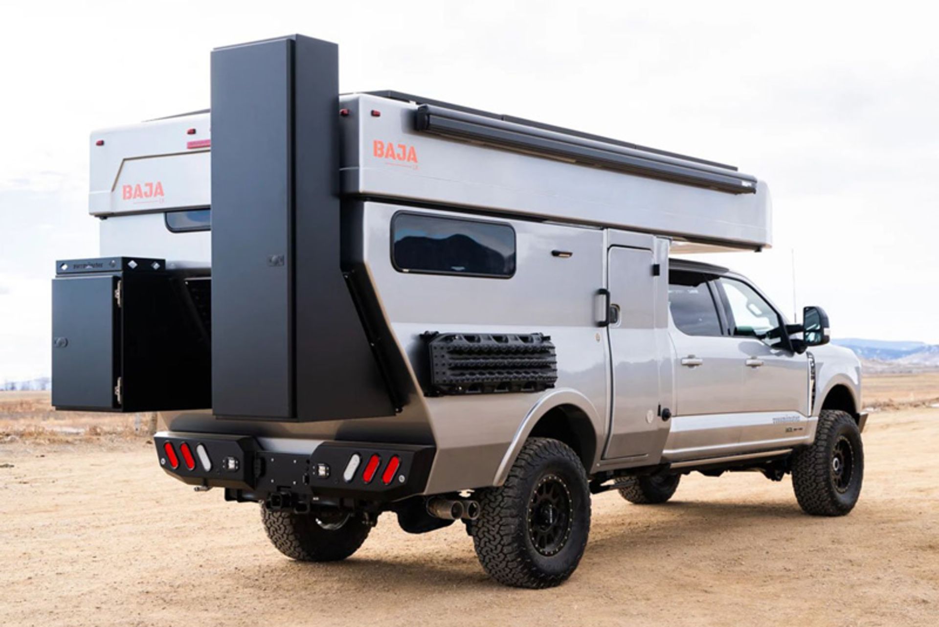 نمای پشتی کمپر آفرود باجا تریل ال ایکس