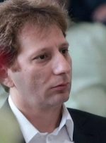 روزنامه جمهوری اسلامی:مفسد بزرگ اقتصادی که محکوم به اعدام شده بود از کجا50میلیارددلار آورده که ادعا می کند می خواهد در اقتصادکشور خرج کند؟