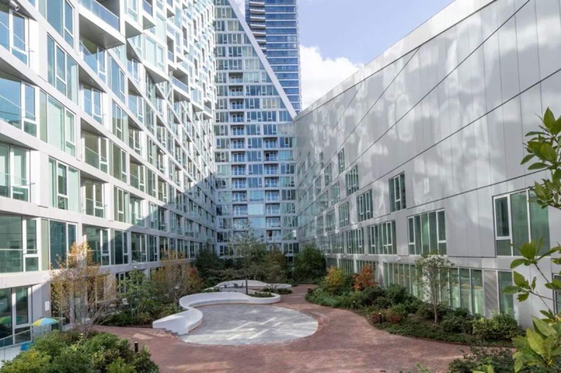 حیاط ساختمان ویا ۵۷ وست